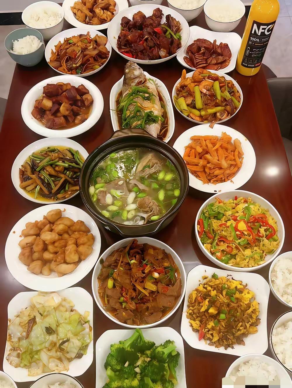 我老公有5兄弟，每个周日雷打不动地去婆婆家聚餐，次次都在小院子里摆两桌。

我婆