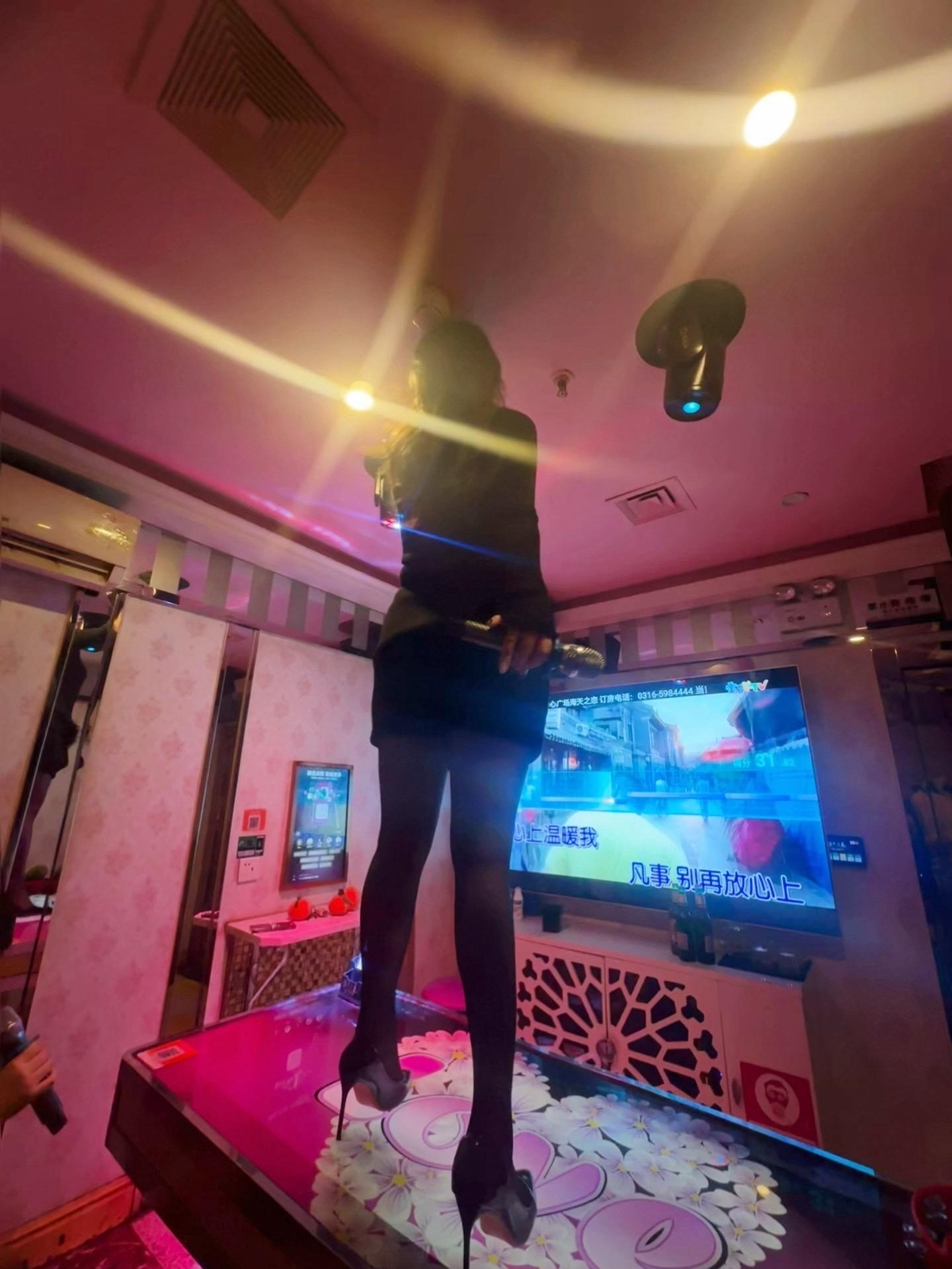 拿上你宝贝的钱 我们去KTV唱想你的夜好吗