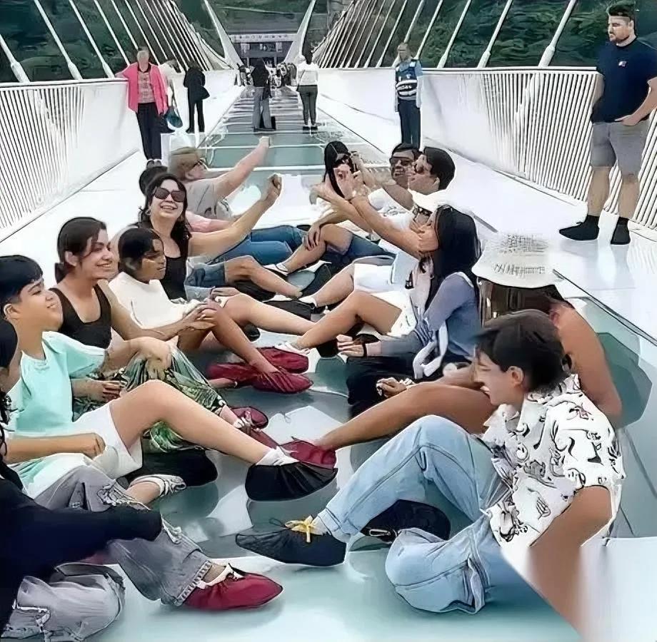 去张家界的游客

最近都悔青了

早知道当初就不该老老实实排队。

好多人站大太