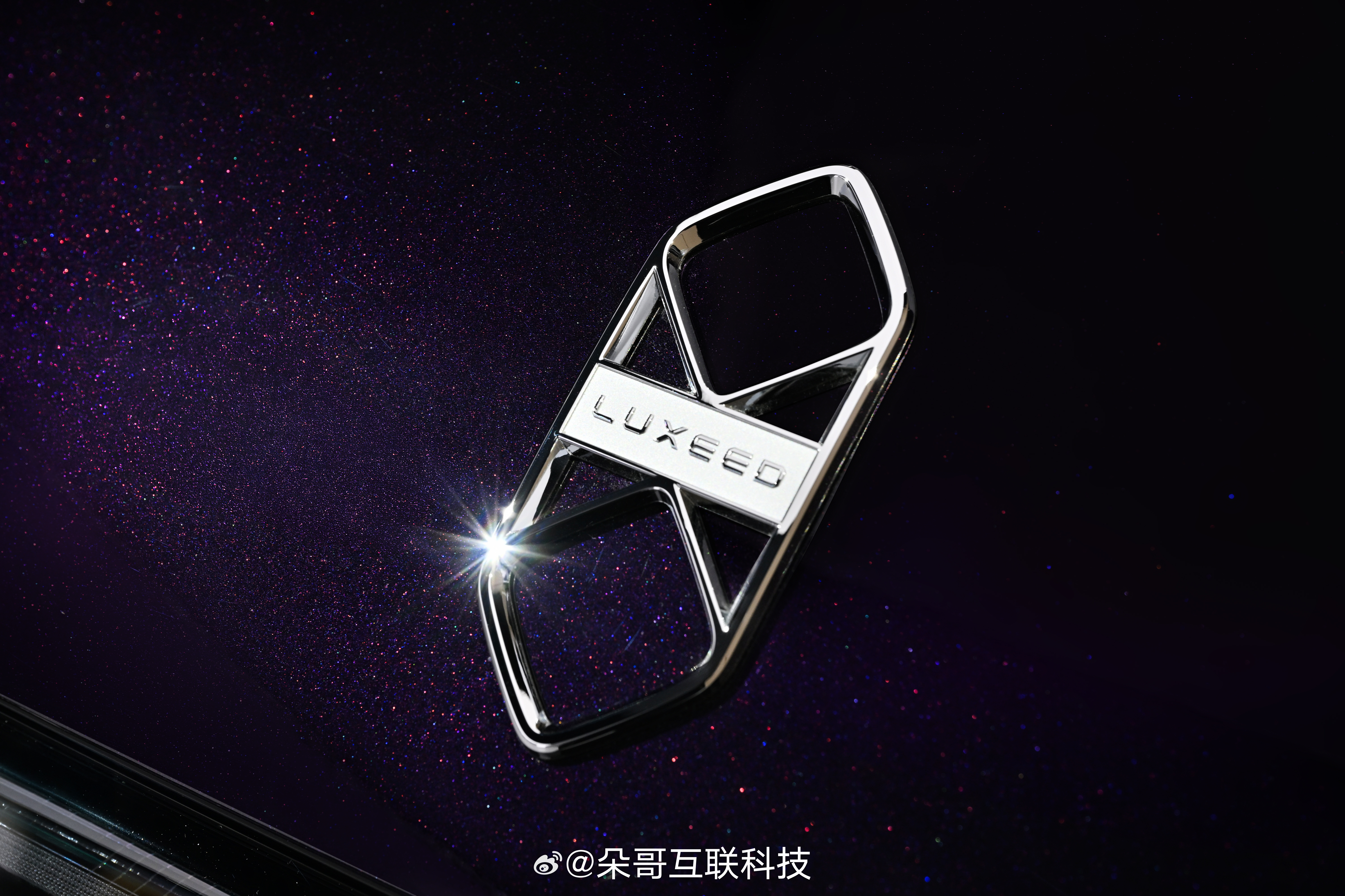 鸿蒙智行首款旗舰MPV智界V9带你提前看把奢华打在公屏上这才是旗舰MPV该有的样