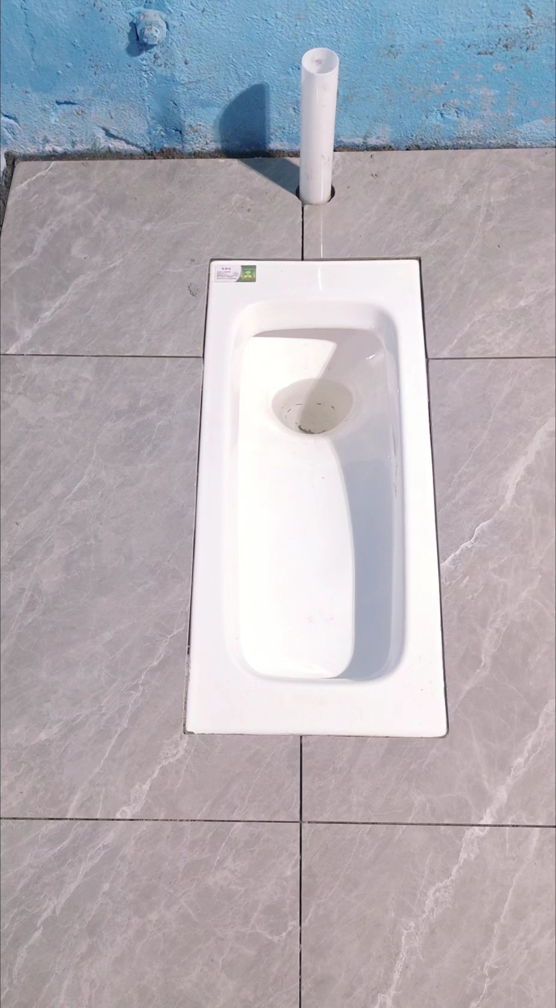 蹲便器靠墙距离。无论隐藏水箱，外挂水箱，蹲便器预留坑距650/750之...