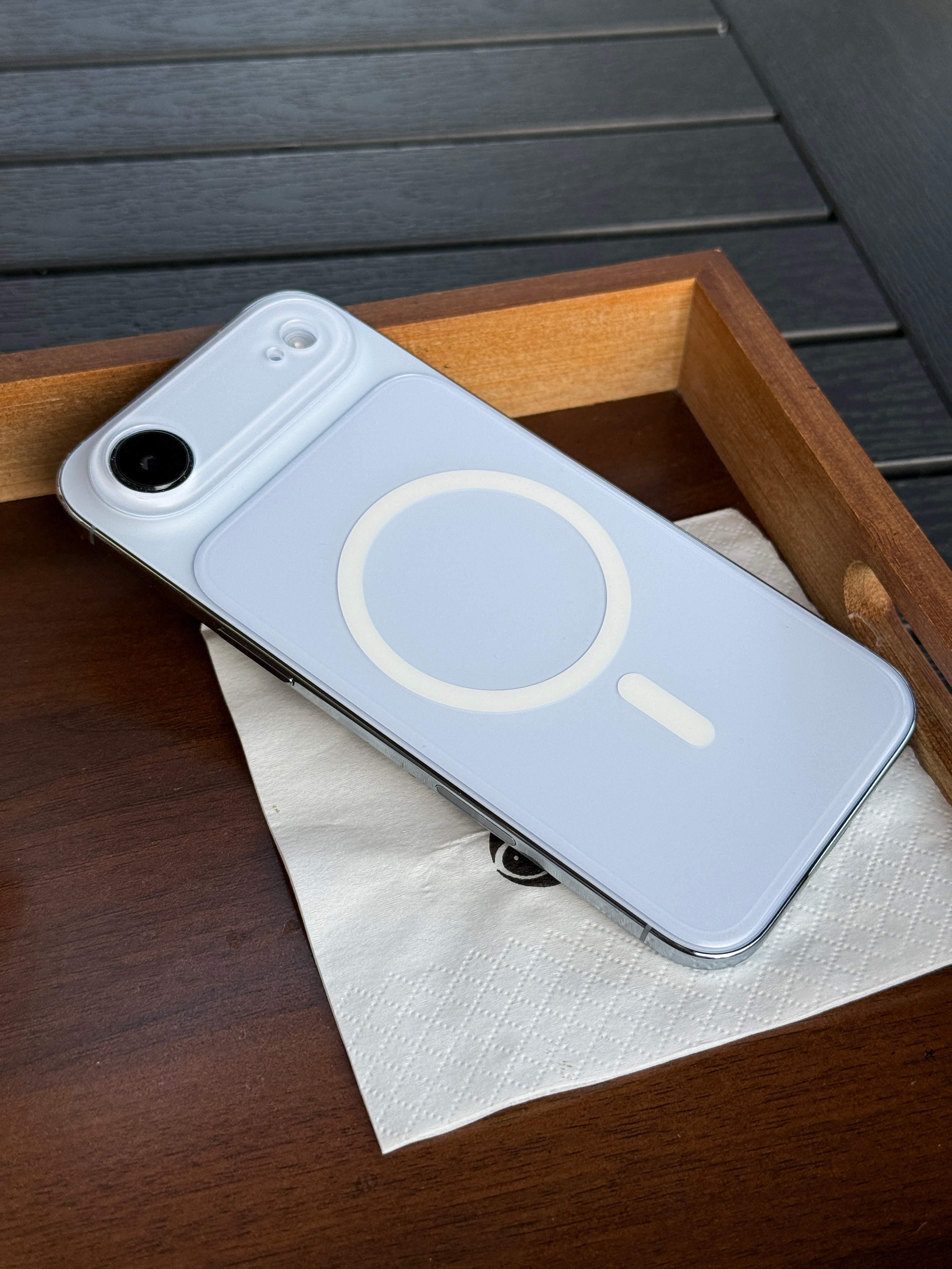 一个现象 ，就是一看到 iPhone Air 用户給手机套了个厚壳子后，就很多人