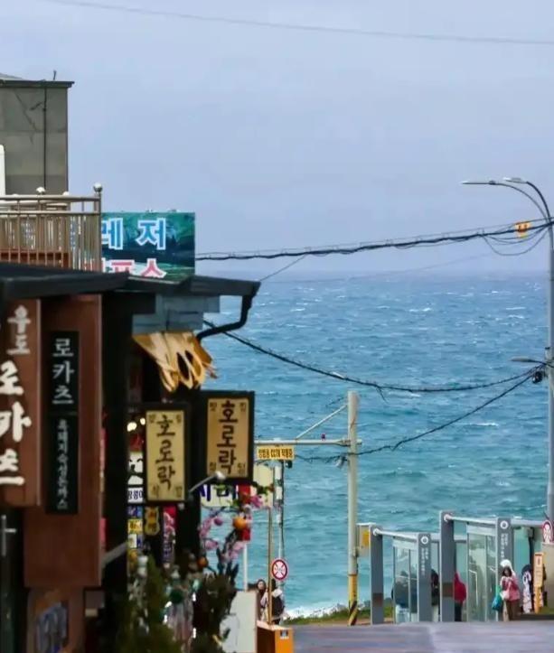 中国人不高兴的后果有多严重呢？2016年，韩国人请愿拒绝中国游客进入济州岛，韩国