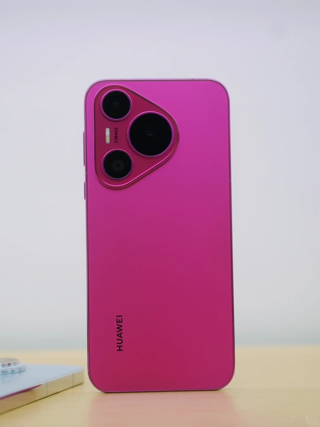 我就想知道华为Pura70樱玫红这么成熟的颜色到底谁能驾驭得了，它和董明珠阿姨的...