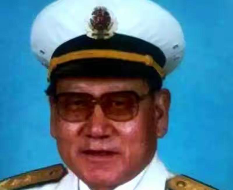 他早年当过舰长、海军学院院长，长期负责海军训练与建设，1988年海军中将，马上满