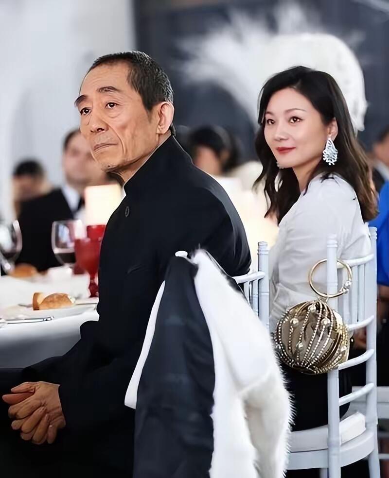 一、离婚谣言的起源
 
1. 导火索：陈婷删除微博“张艺谋妻子”认证
早年陈婷账