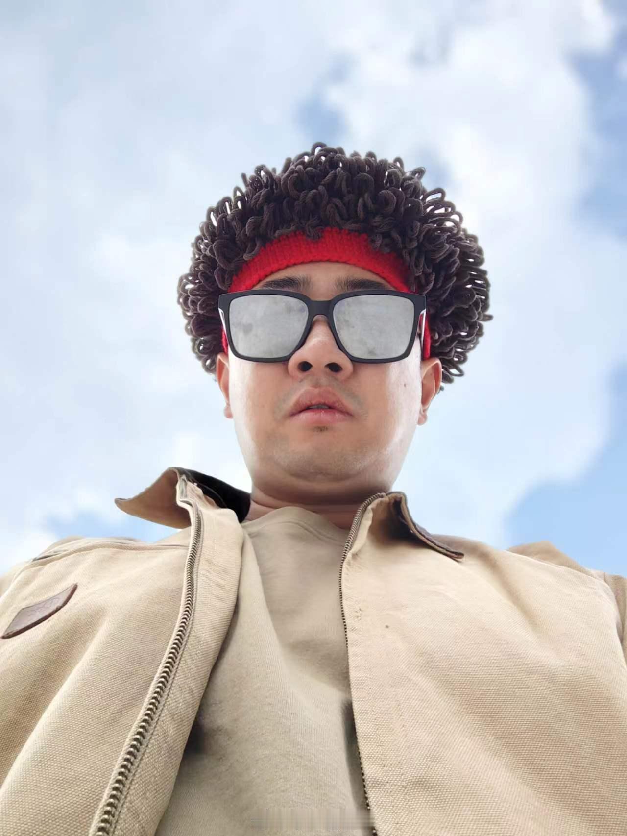 今天烫了个新发型，都好好说，有没有 Rapper 的气质？ ​​​