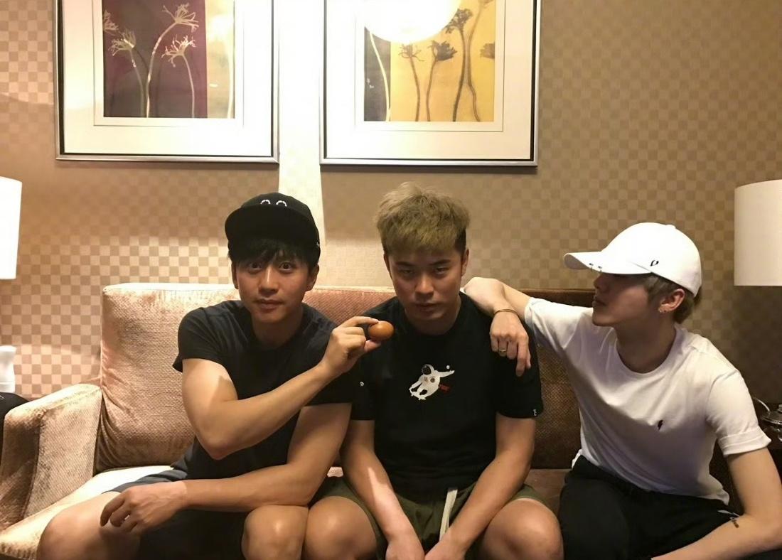 邓超晒与鹿晗陈赫合照 还是没有学会编辑这个功能吗超哥[喵喵] ​​​