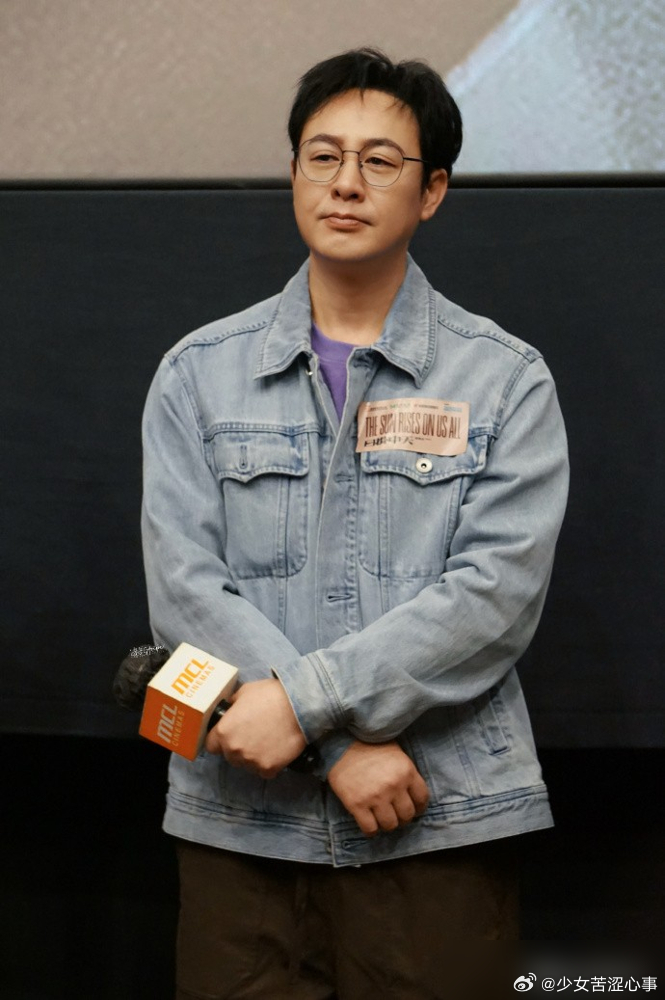 很多人聊张颂文，都喜欢聊演技。 其实，比演技更戳人的，是他身上那股泡过苦水的味道