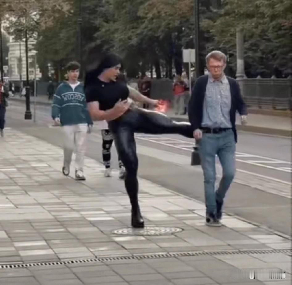 这个视频很说明问题
一位健壮的女子在街头上发传单，很多男子都不理会，只见这个女子