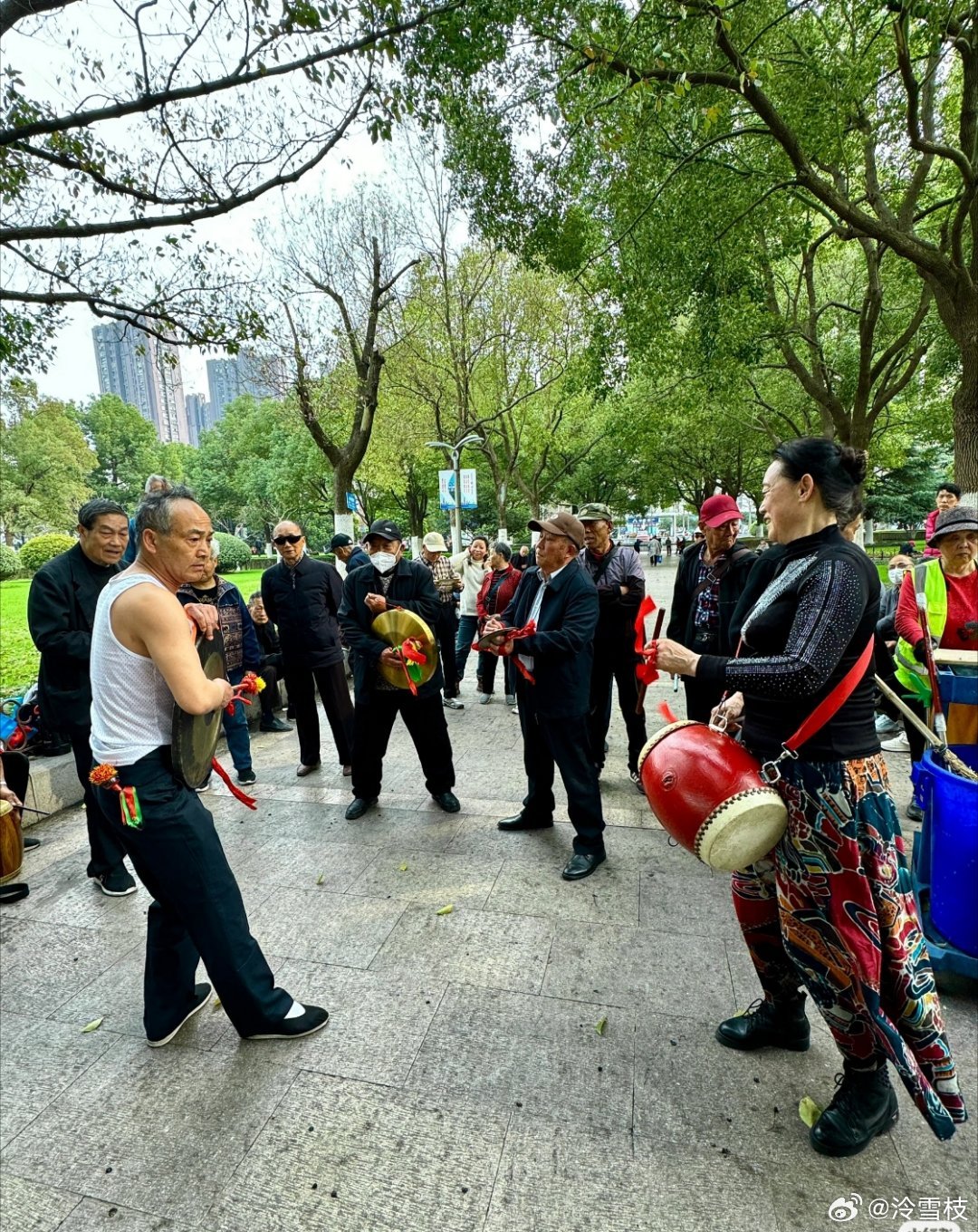 跳舞还是得看老辈子动作整齐韵味十足，踩点精准气场全开，从容舒展尽显功底，相比年轻