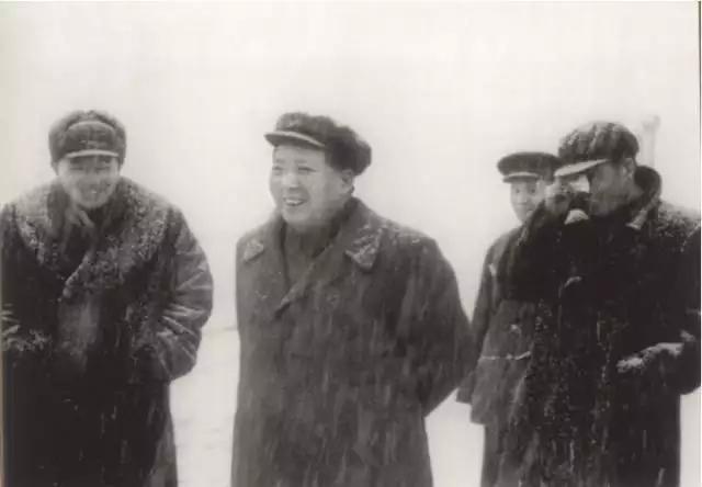 今天这组老照片，是上世纪五十年代，1953年2月，毛主席到武汉视察时的真实情景。