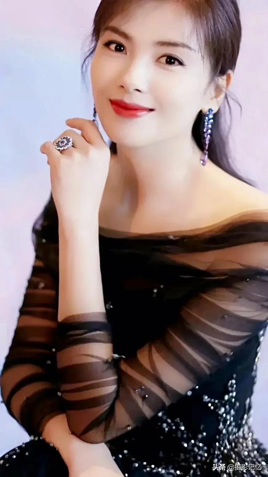 刘涛和董卿都很美丽，但两个人的美和气质完全不同；
刘涛
是那种端庄大气的成熟大女