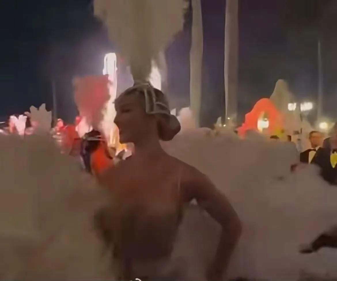 特朗普上周五晚上在海湖庄园举办奢华的万圣节派对。就在几个小时后，因为美国政府关门