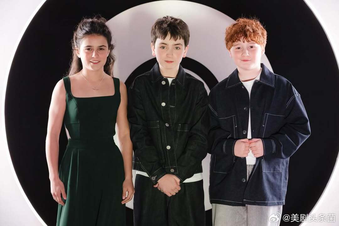 HBO晒出哈利波特剧版黄金三角便服照，剧版已定档2026年圣诞季开播。 