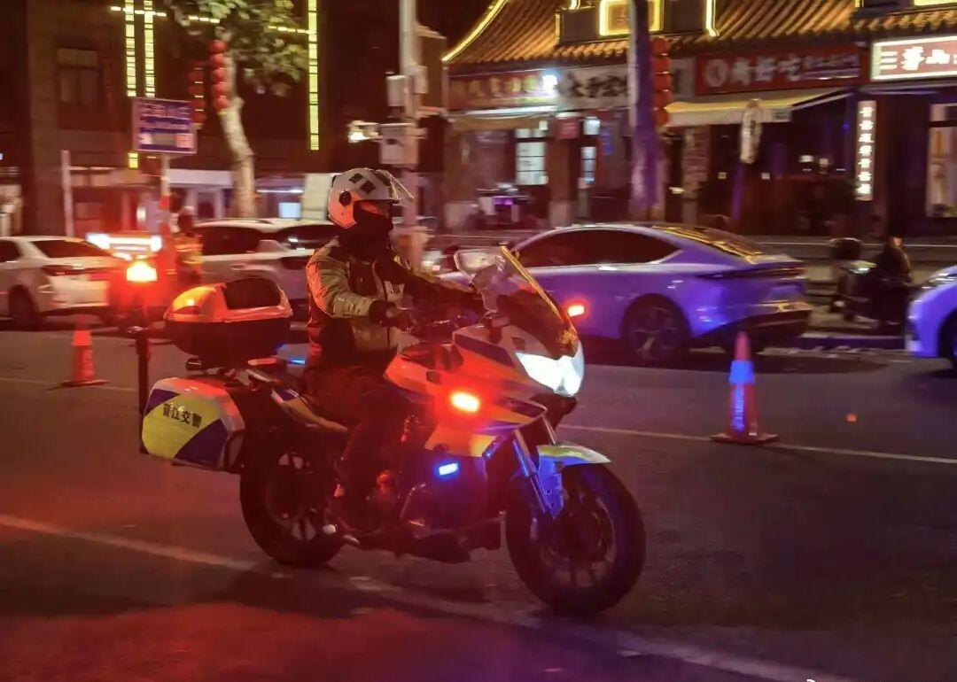 【暖心帮扶，传递刺桐温情！】“赠人玫瑰，手有余香”，执勤间隙，我们帮扶老人，为突