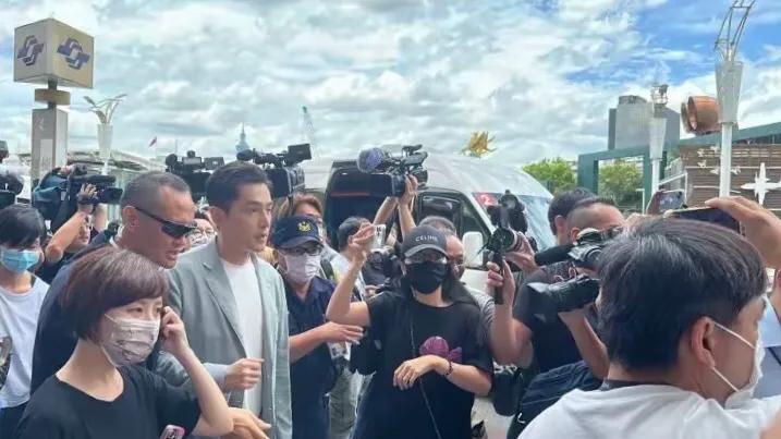 知名演员胡哥到达台北，受到热烈欢迎，现场人潮涌动。胡歌将参加两岸文艺交流等，并对