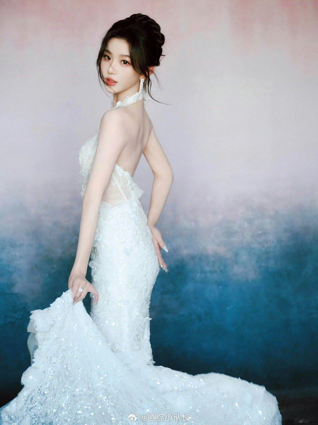 孔雪儿满分女人 孔雪儿这身打扮太惊艳了！白色挂脖裙完美展现曼妙身姿，高盘发更添高