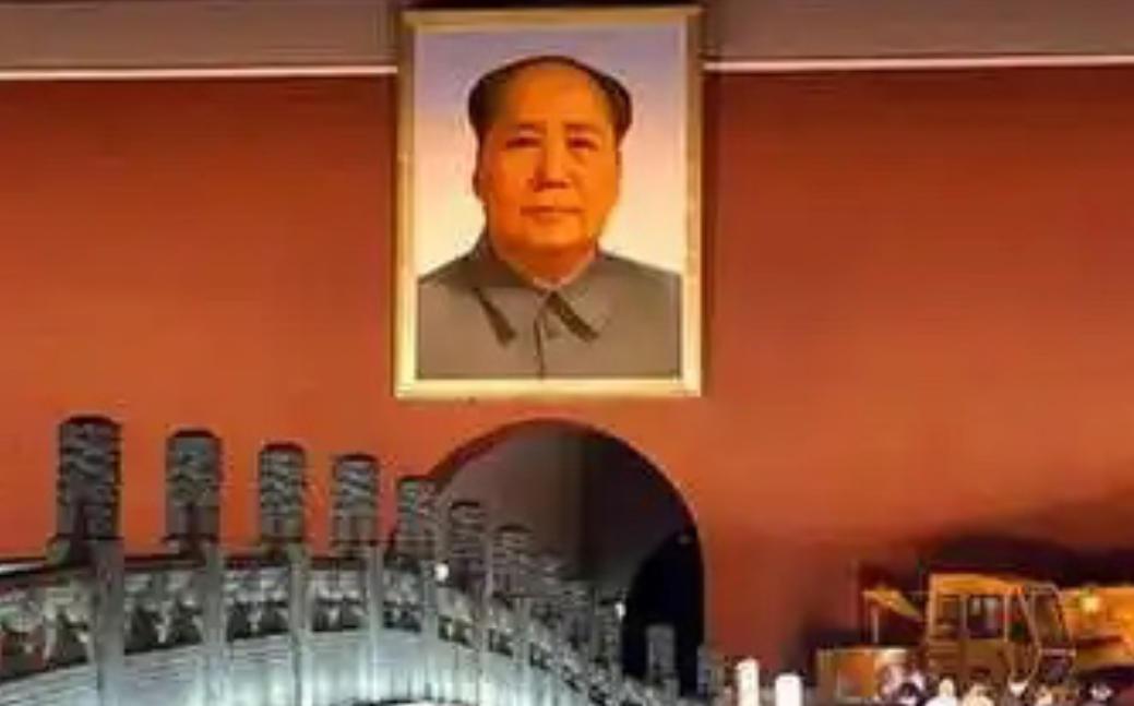 毛主席晚年路过天安门，转头就看到了自己的画像挂在城楼之上，于是叹了一口气说道：“