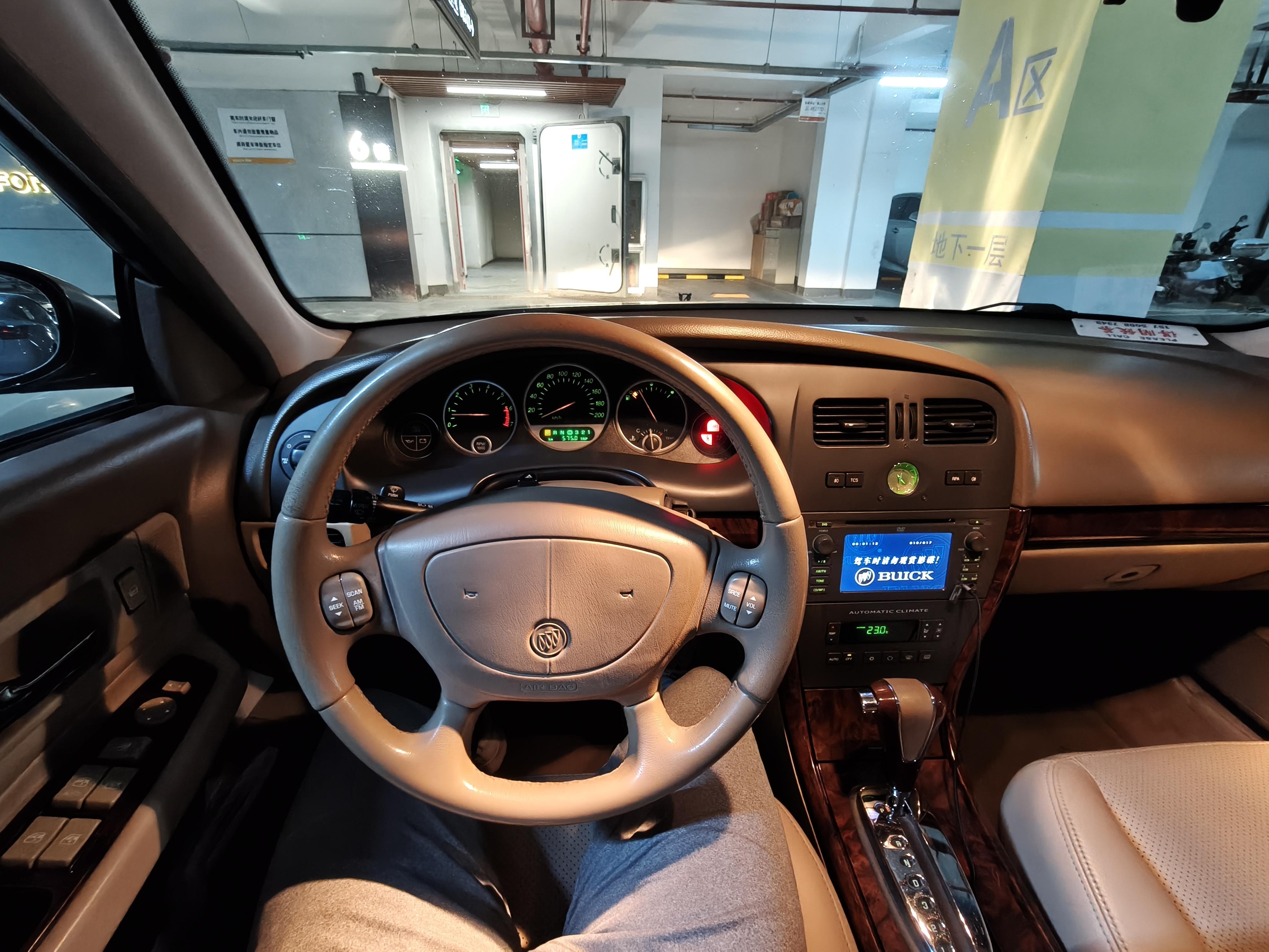 不会设计的某些杀马特品牌建议学学图4这种，简约精致就是最大的正确和高级，图5这个