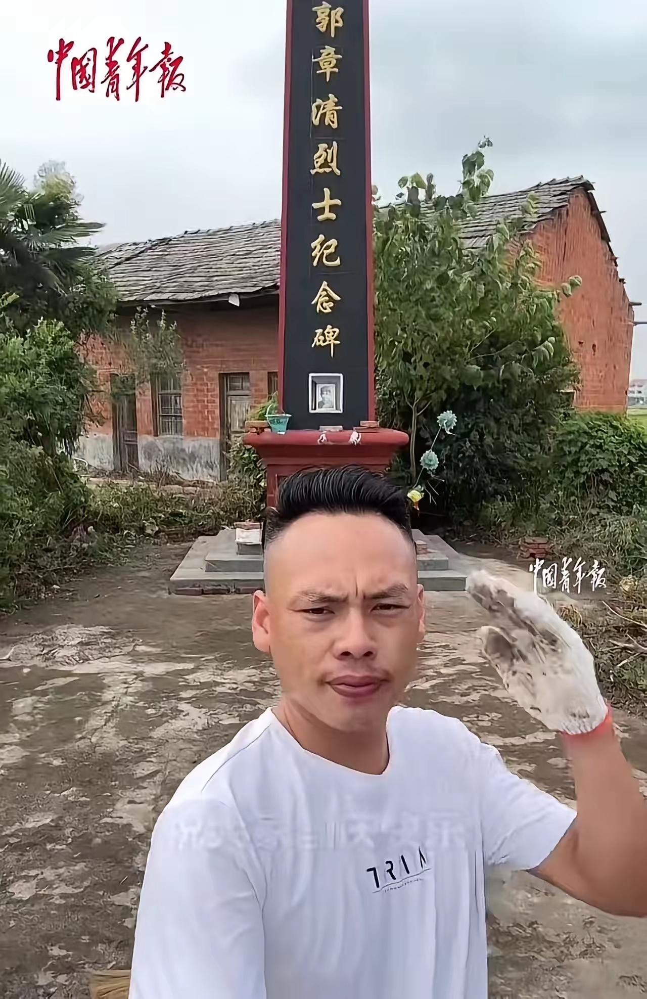 这篇报道展现了一位普通男子在出差途中自发清理烈士纪念碑周围杂草的感人场景，彰显了