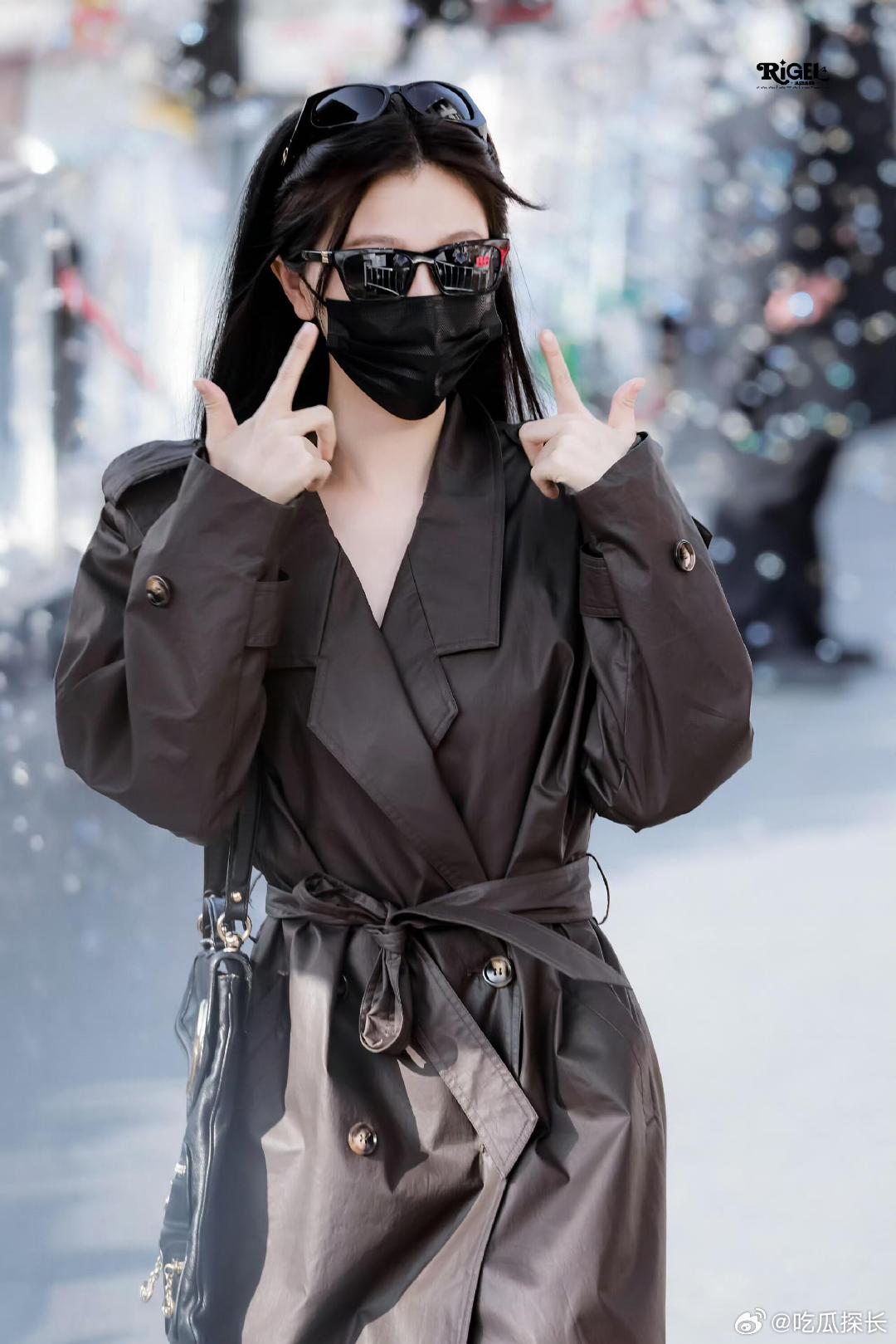 虞书欣老钱风穿搭虞书欣今日份上班路透，这套是真好看！虞书欣棕色长风衣