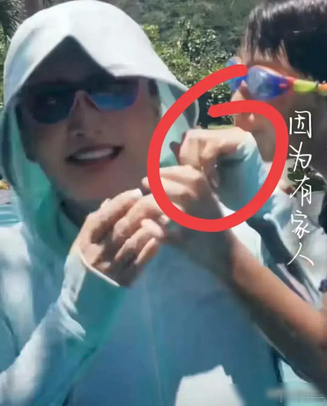 张兰晒游泳视频，孙子朝她脸上吐口水，她也不亦乐乎 ​​​