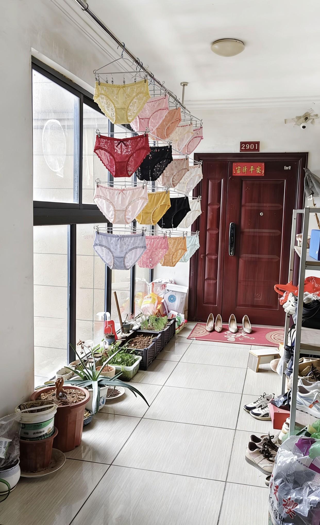 公共走廊挂满内衣，

邻居忍无可忍，

最后竟想出这招？

这破事儿真让人上火。