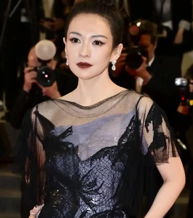 章子怡“200多万变3亿”冲上热搜，不到3小时，评论区的味道就变了。

事情要从