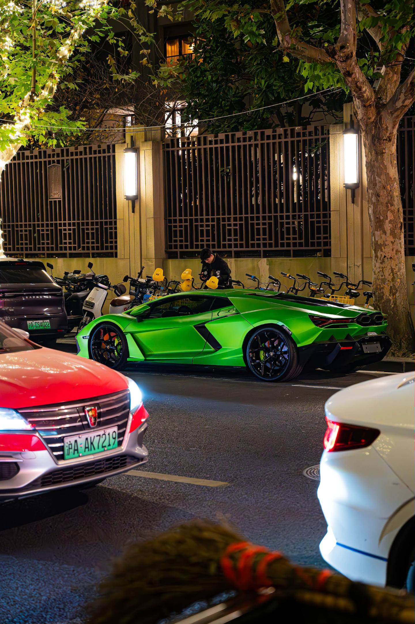 新大牛真的越来越多了。最近似乎新大牛猛猛交车，晚上新天地的路边遇到了一...