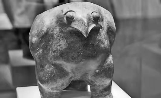 1958年，湖北一农民锄地时，突然挖出一个骨灰罐，他觉得晦气立刻丢掉，却被妻子偷