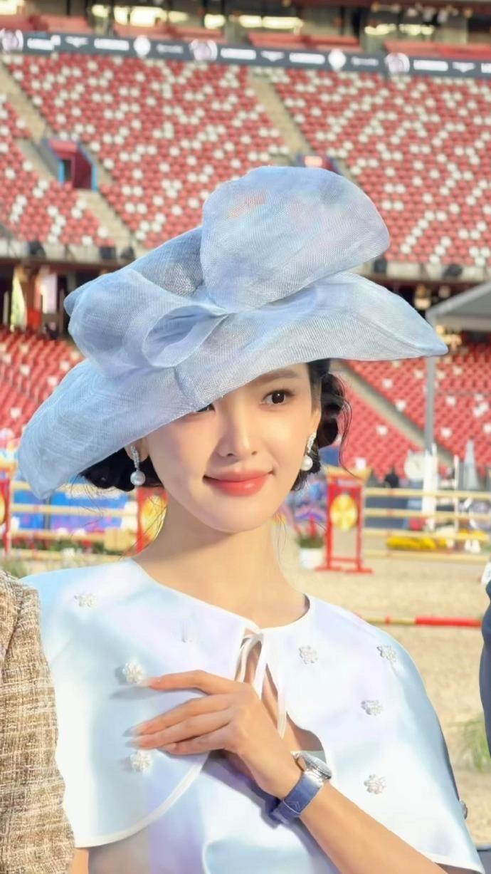 章若楠蓝裙礼帽民国千金章若楠生频好权威 章若楠蓝裙礼帽民国千金，章若楠生频好权威