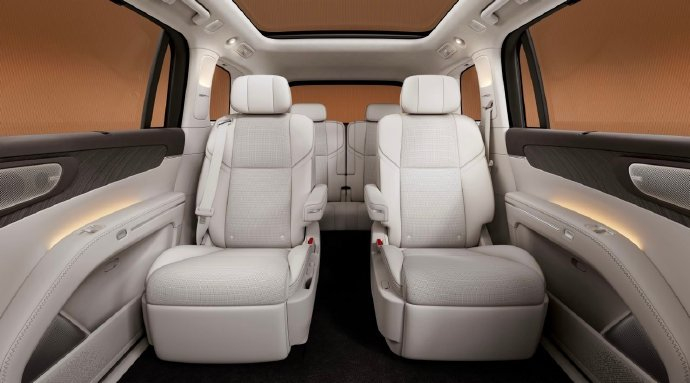 家人们谁懂！零跑D19内饰直接杀疯了！百万豪车同款半苯胺真皮座椅软乎乎的，开加热