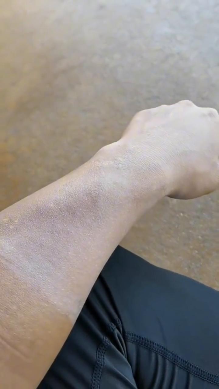 大家看到了吗？这就是沈梦辰给我的美白护肤品，我感觉像带了一个白纱手套。美白有了，