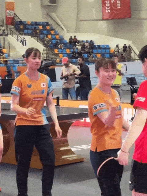 大藤沙月也很喜欢莎莎啊。
今晚女团决赛中国队3-0战胜日本队，赛后双打运动员握手
