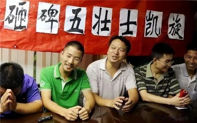 这是方正县砸碑五壮士的照片，2011年，黑龙江方正县斥资七十万为日本立碑，纪念曾