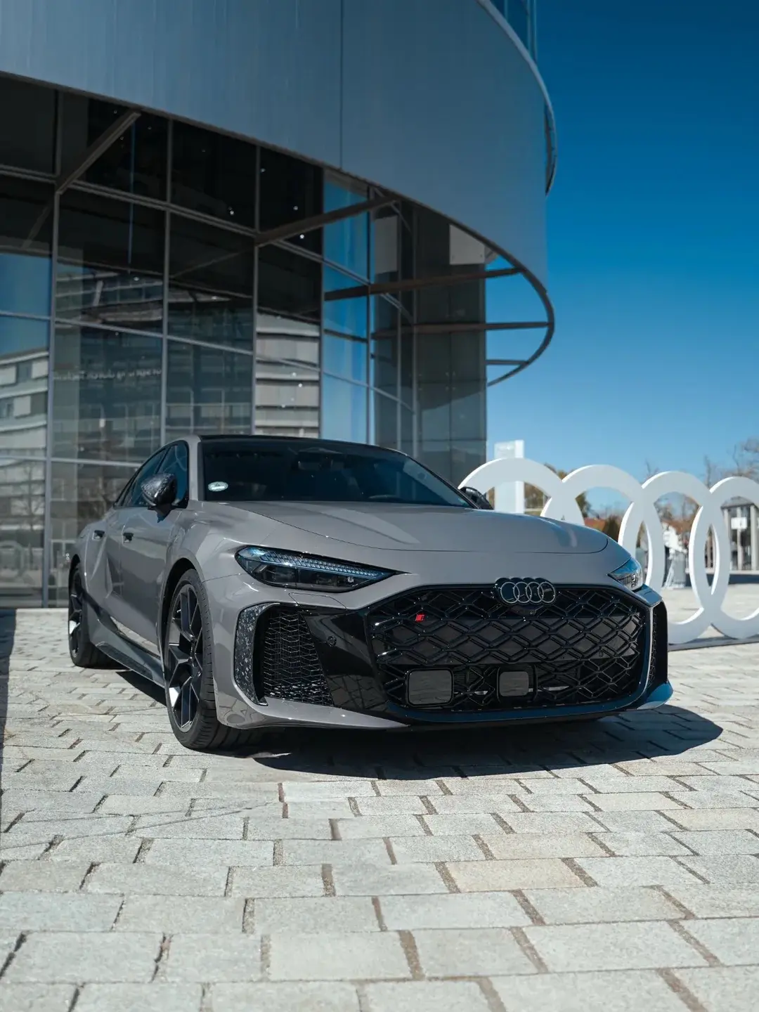 全新磁石灰配色的奥迪RS5轿车。