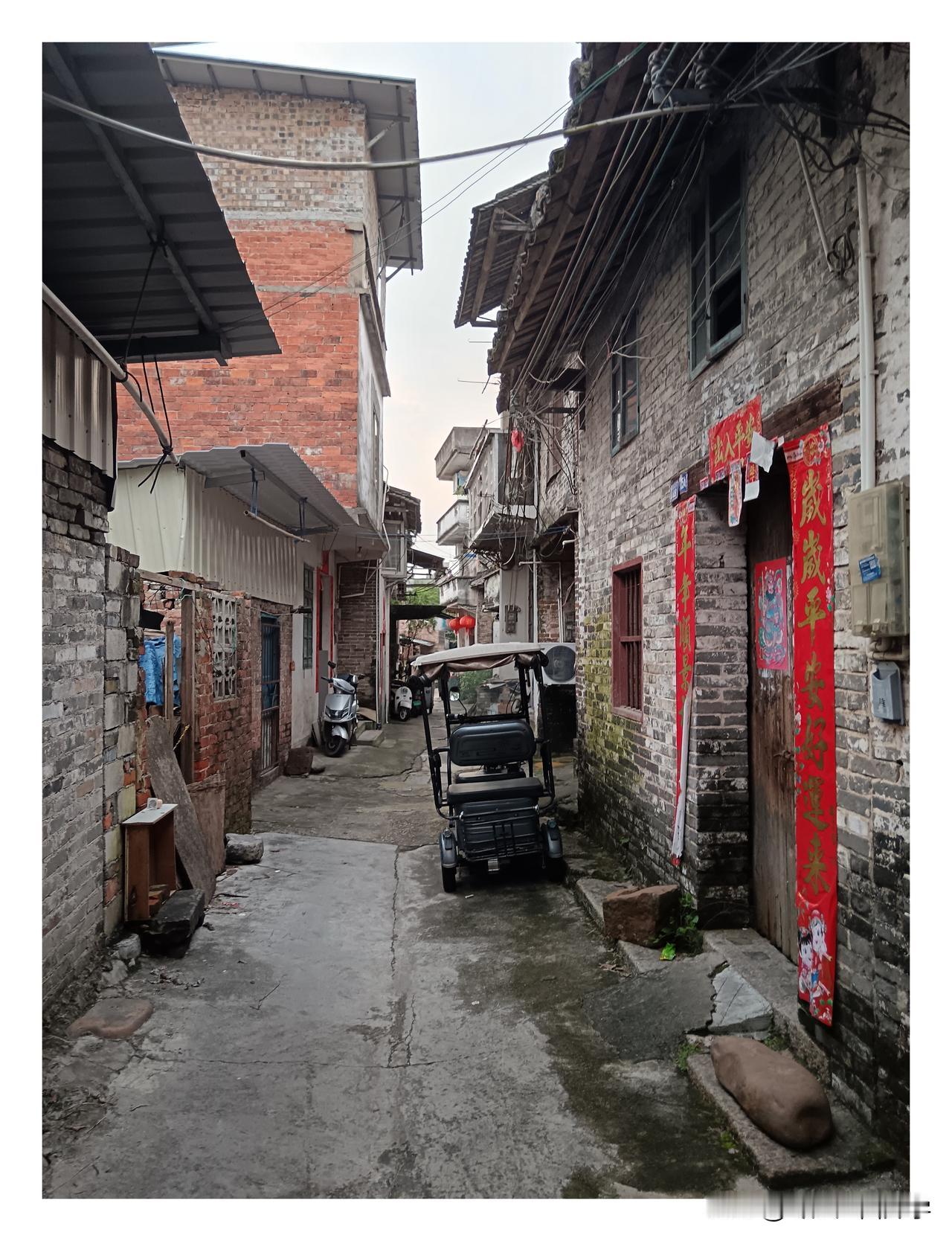 老街真是很破旧，但是依然住满了人，居住环境确实差。
