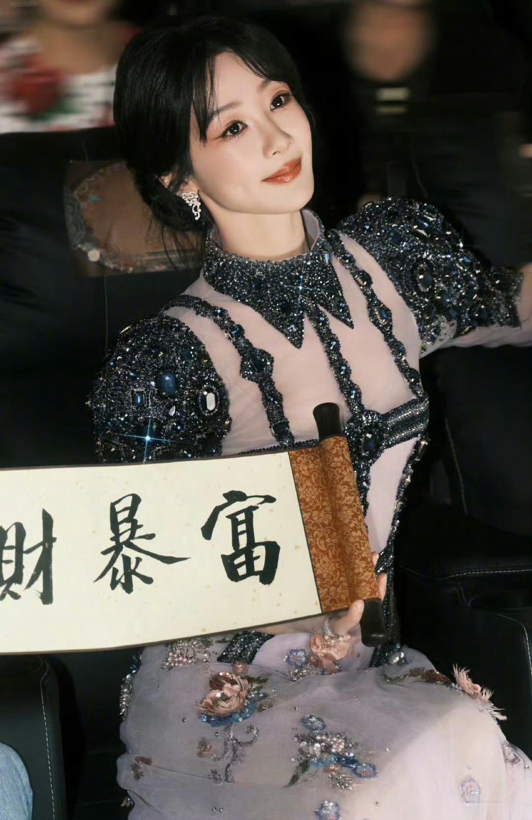 杨紫记得继续看锦绣芳华杨紫晒打卡下班照  杨紫新剧《锦绣芳华》开播，紫米们速速集