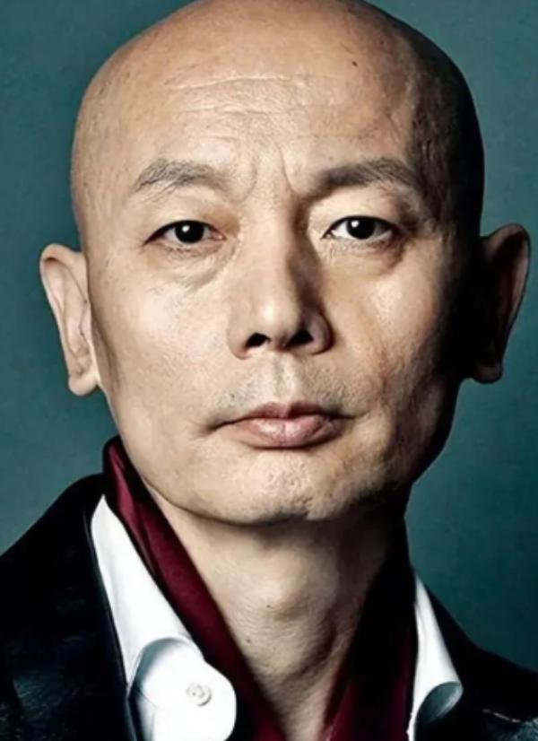1995年，葛优拍戏赚了350万，把钱全部交给了妻子贺聪。谁知贺聪转身就在北京买