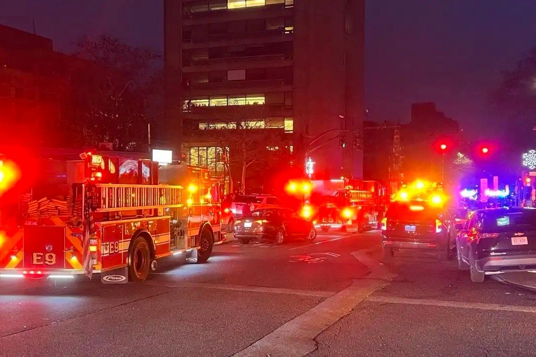 【#美国布朗大学发生枪击多人中弹# 】 美国警方13日说，位于罗得岛州普罗维登斯