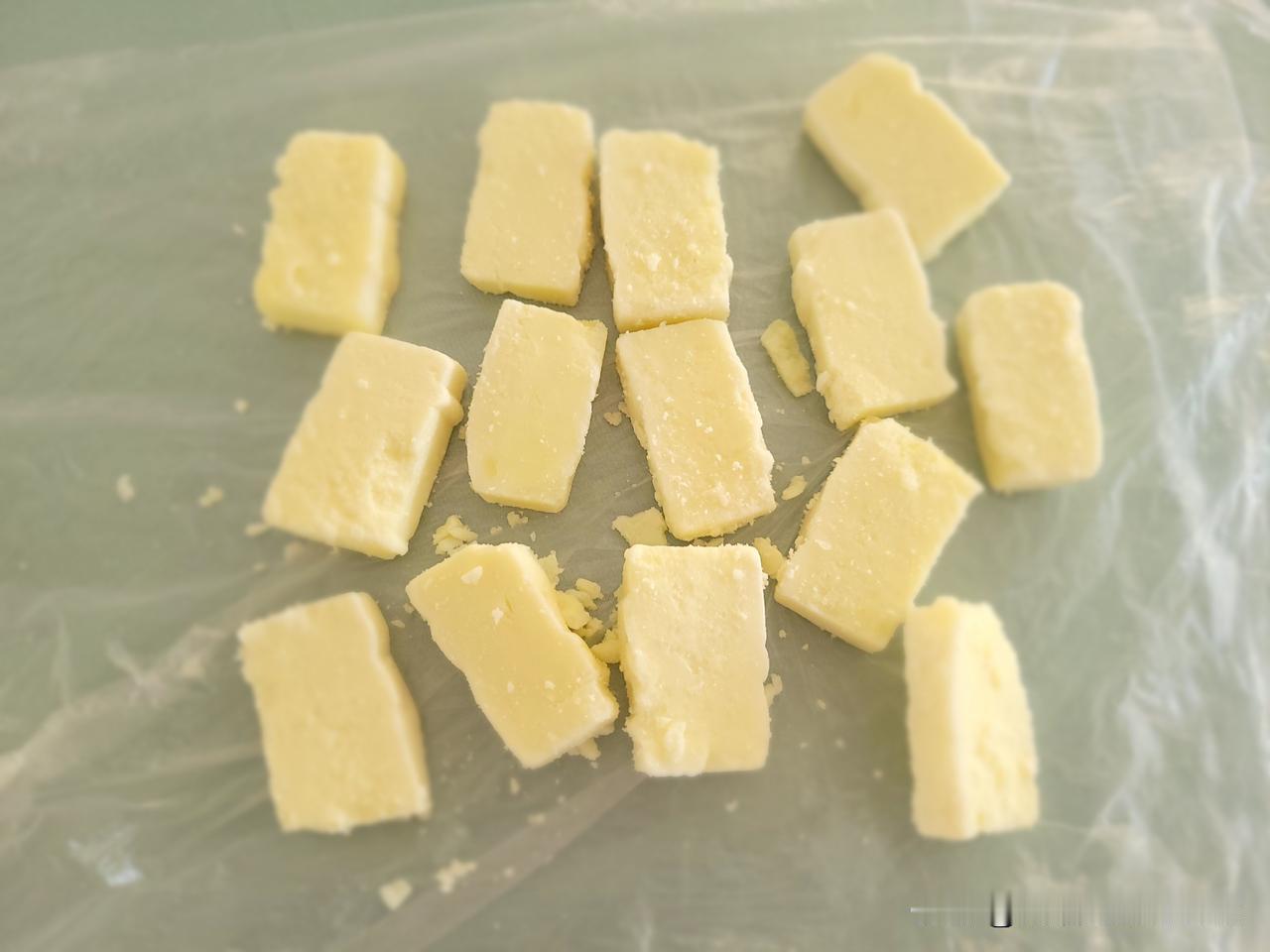 回到老家，实现了吃牛肉猪肉自由、奶食品自由。小妹给我备了奶豆腐，我把奶豆腐切片晾