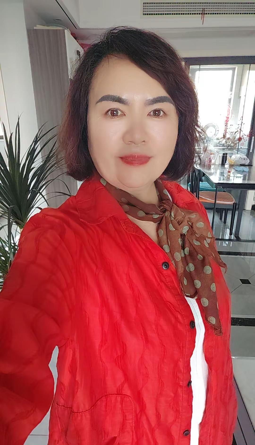 怎么开心就怎么过 又是自己哄自己的一天 红色外套穿搭