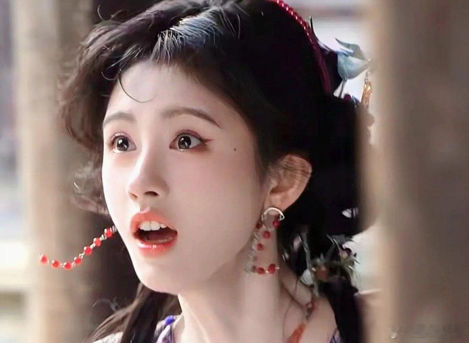 鞠婧祎的脸真的不适合做大表情 ​​​