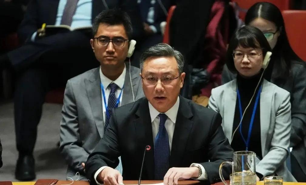 伊朗来了底气，致电北京请求帮2个忙，这是在说：转告美国谈可以，打也奉陪？
 
伊