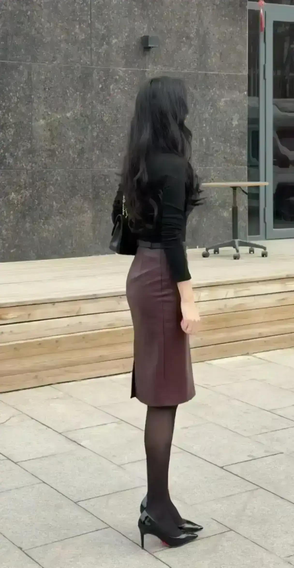 看不惯那些仗着人脉撑腰就目中无人、自视甚高的人，抛开这份情面与平台加持，其实根本