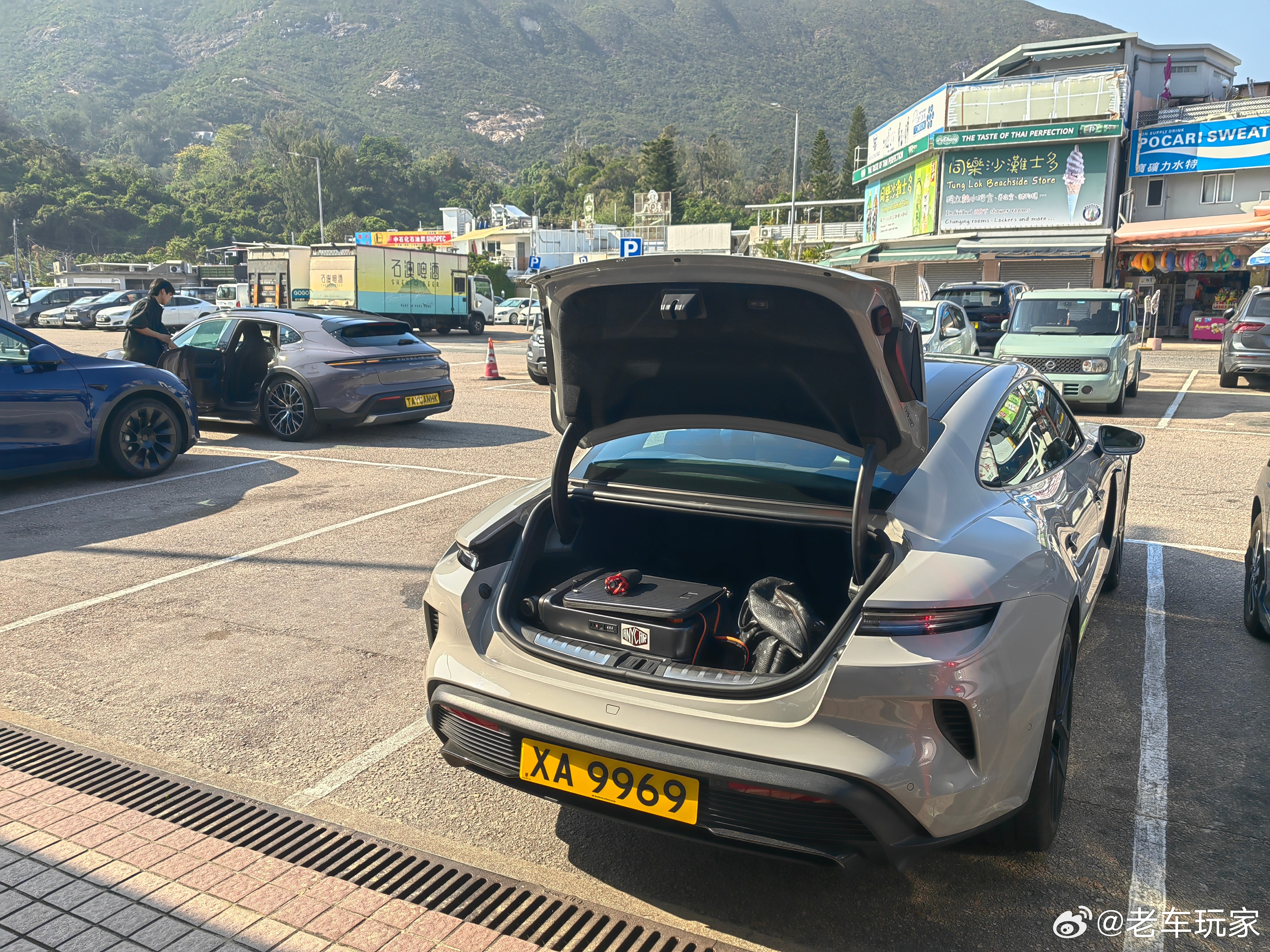 一天的拍摄开始，Porsche Taycan Turbo S 和 Taycan 