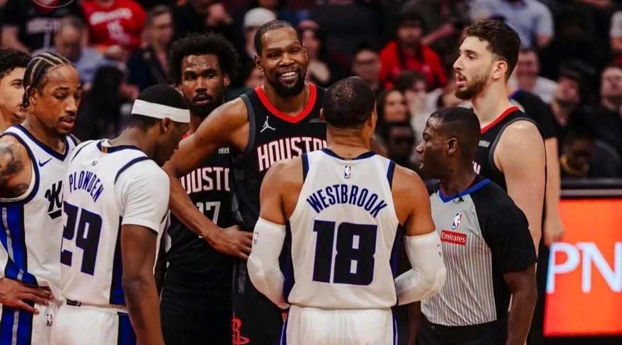 别想着季后赛挑什么对手了，这支千疮百孔的火箭能进季后赛就不错了！
球队攻防两端到