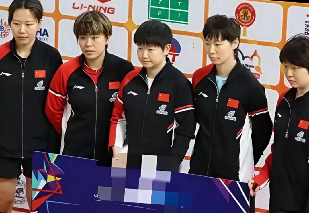 国乒5位女球员同框：孙颖莎凤眼如虹，秀气可爱；王曼昱柔发覆额，清爽亮眼；王艺迪目