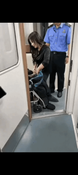 火车上这一幕，看哭了无数人
 不知道她是他的谁
但此刻，她在我心中无比高大
 